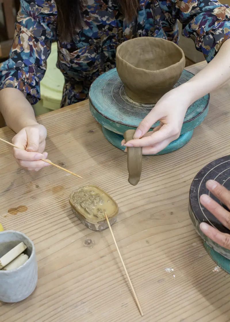 粘土で取手を接着している様子